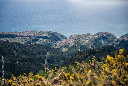 Blick auf ein Dorf aus den Bergen