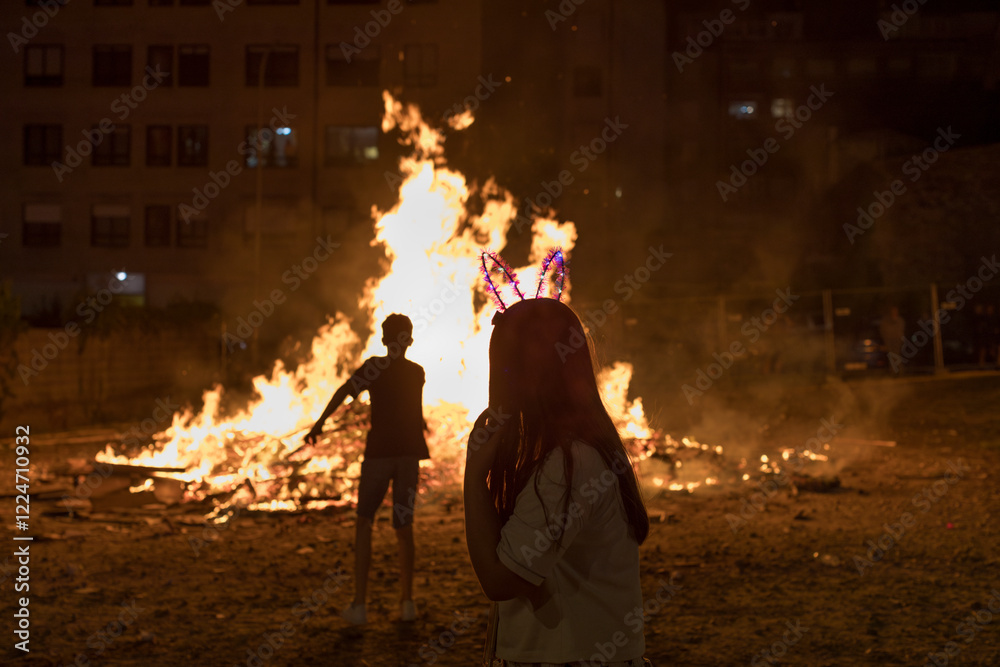 Obraz premium People at a bonfire at the San Juan Festival in Vilagarcía de Arousa, Galicia