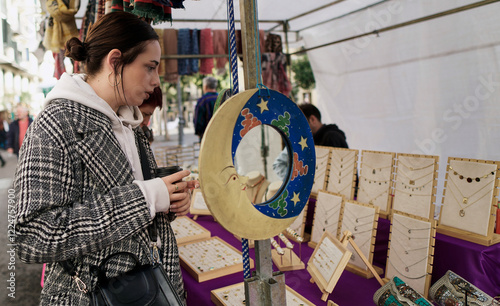 Obraz na płótnie Young woman choosing jewelry at el rastro flea market in madrid w salonie