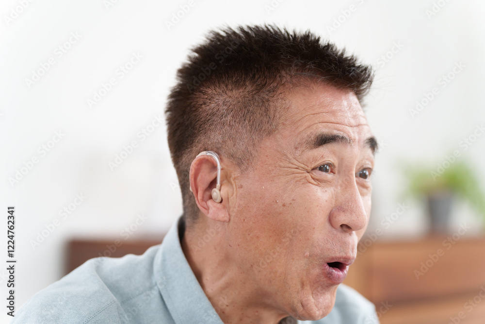 Obraz premium 補聴器をつけたシニア男性