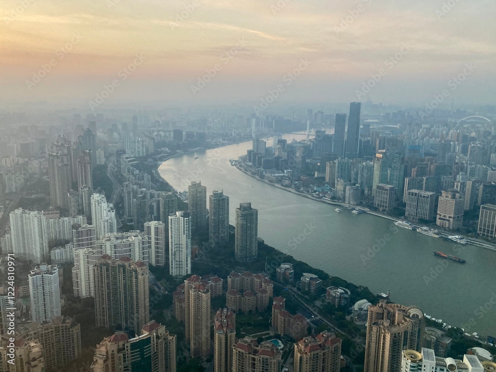 Fototapeta premium 上海の朝 黄浦江周辺の街並み