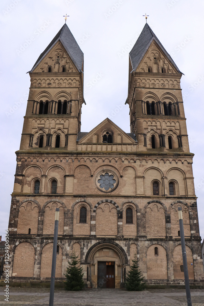 Romanisches Juwel in Andernach am Rhein; Westfassade des Mariendoms (Maria-Himmelfahrt-Kirche)