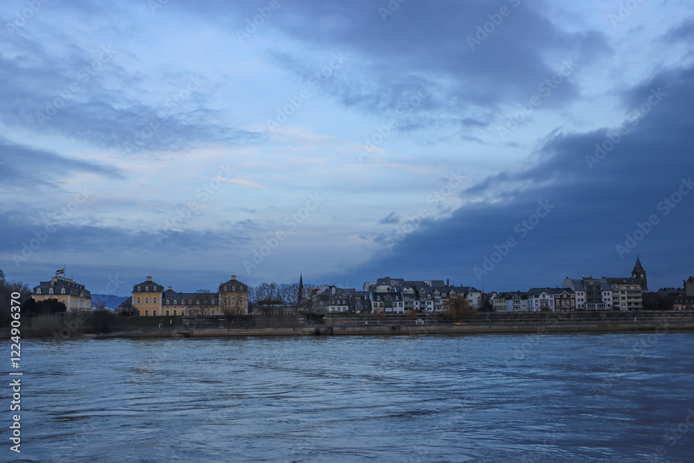 Blick auf Neuwied am Rhein mit Residenzschloss im Abendlicht