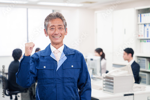 オフィスのメンテナンス・清掃をする作業服の男性 photo