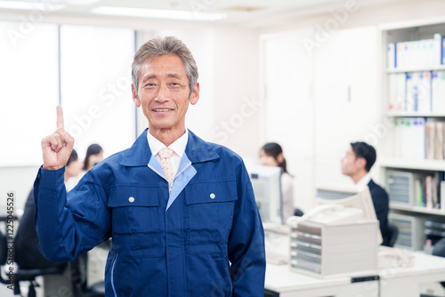 オフィスのメンテナンス・清掃をする作業服の男性 photo