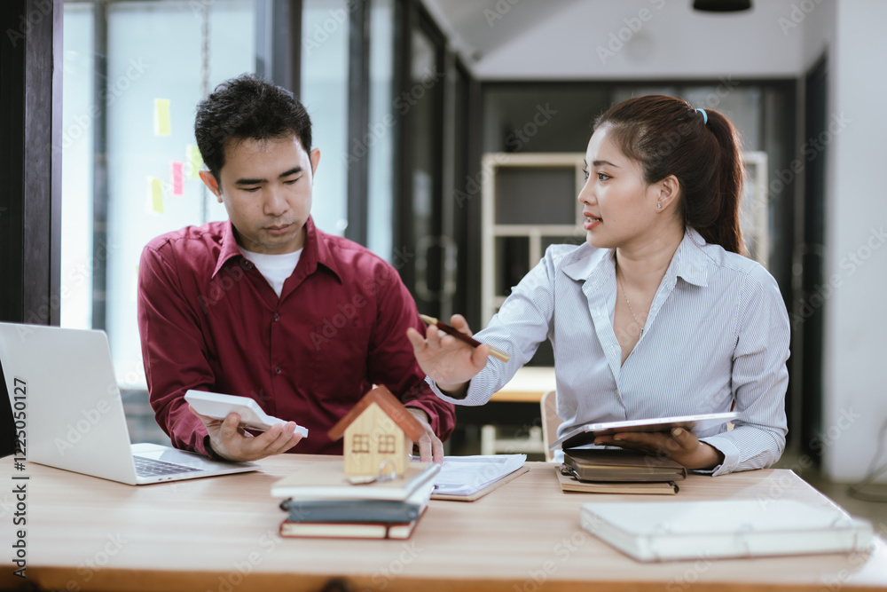 Obraz premium Real estate professionals meet with clients to discuss real estate investing, sales, and mortgage options. They review contracts to ensure a safe and successful transaction.