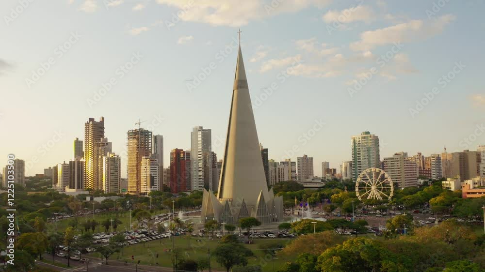 Catedral de Maringá com roda gigante. Catedral de Maringá com roda gigante.