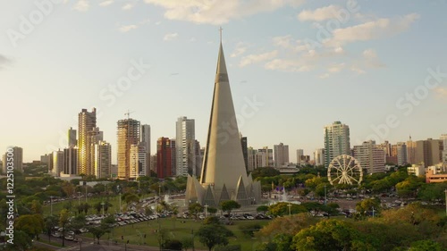 Catedral de Maringá com roda gigante.
