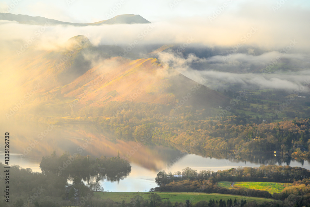 Φωτογραφία Misty view of Catbells and Derwentwater seen from Latrigg in The Lake District, UK