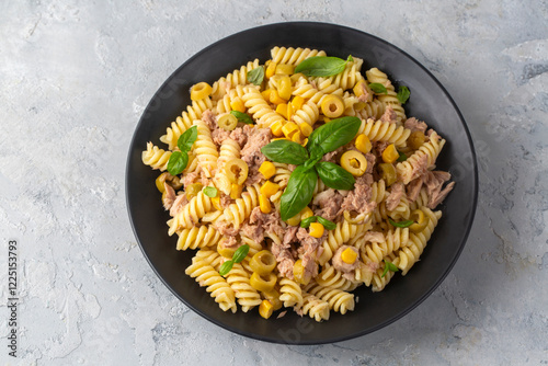 Obraz na płótnie Fusilli pasta, spiral or spirali pasta with tuna fish w salonie
