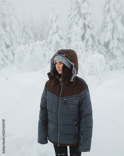 Vorderansicht einer Frau im Schnee stehend photo