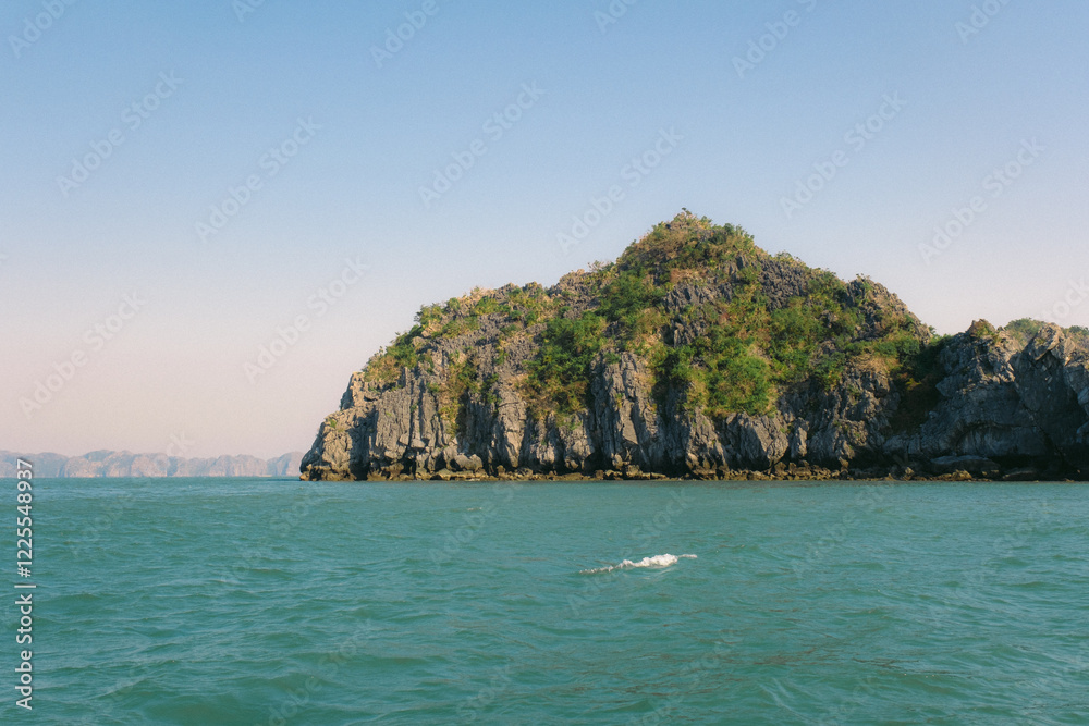 Fototapeta premium Island in the Lan Ha Bay