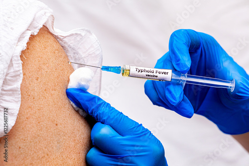 Fotografía Doctor set shoulder injection to young pretty girl