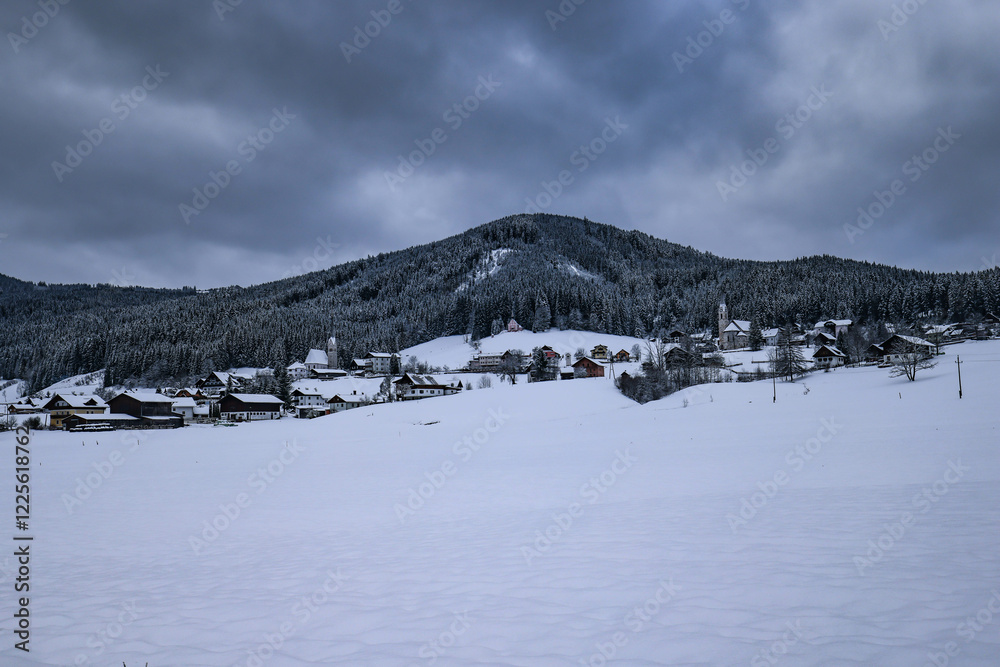 Fototapeta premium Nieve y cielo azul con nubes de aviones, Winter Austria, Arboles y casas bonitas en las montañas