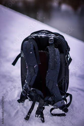 Mochila negra con en invierno.