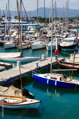 Obraz na płótnie Port with boats in Antibes, summer day at the sea, white blue clouds w salonie