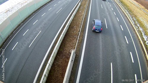 widok z wiaduktu na autostradę oraz przejeżdżające auta photo