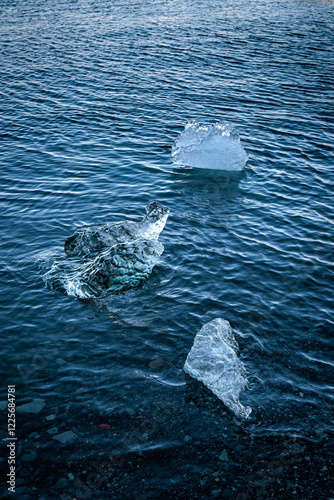 Obraz na płótnie Jokulsarlon glacial lake with loose segments of glacier on the island of Iceland w salonie
