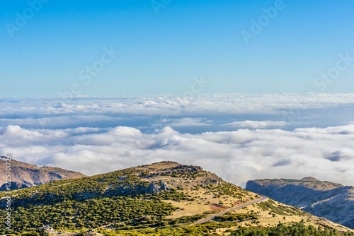 Über den Wolken: Wandern mit traumhaftem Aussichten am Pico do Arieiro (Madeira, Portugal).  photo