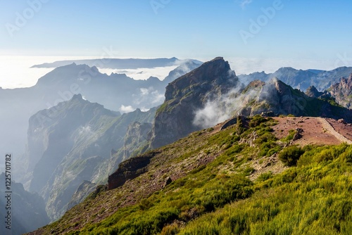 Über den Wolken: Wandern mit traumhaftem Aussichten am Pico do Arieiro (Madeira, Portugal).  photo