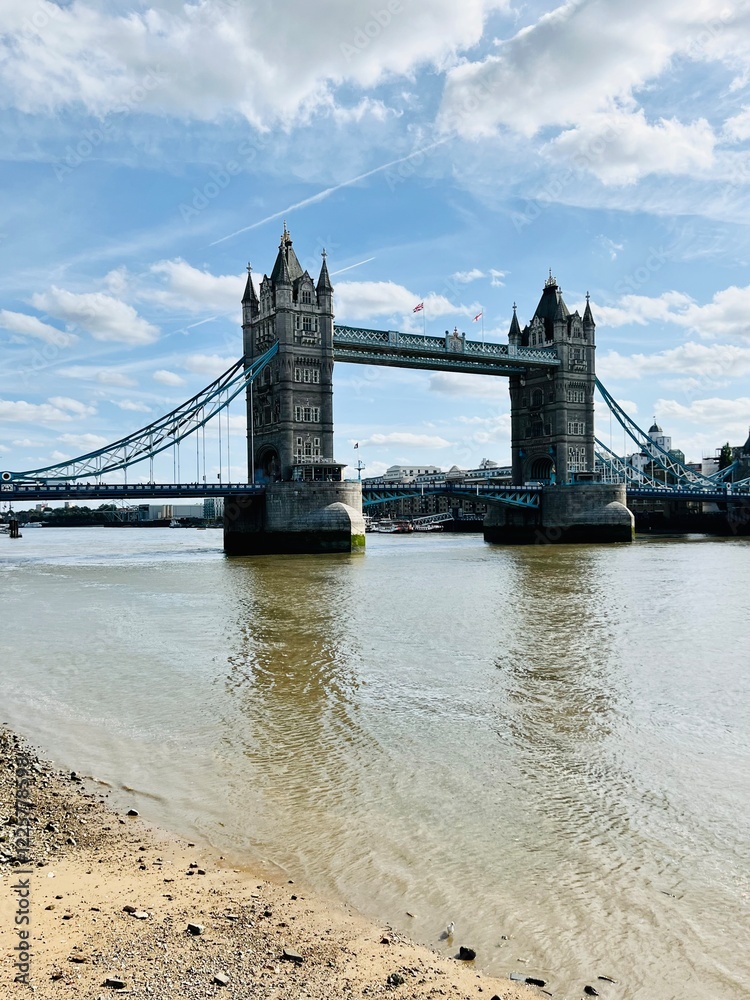 Obraz premium Iconic view of Tower Bridge in London, showcasing its distinctive bascule design, Victorian architecture, and vibrant city backdrop. A symbol of London's engineering, history, and architectural style.