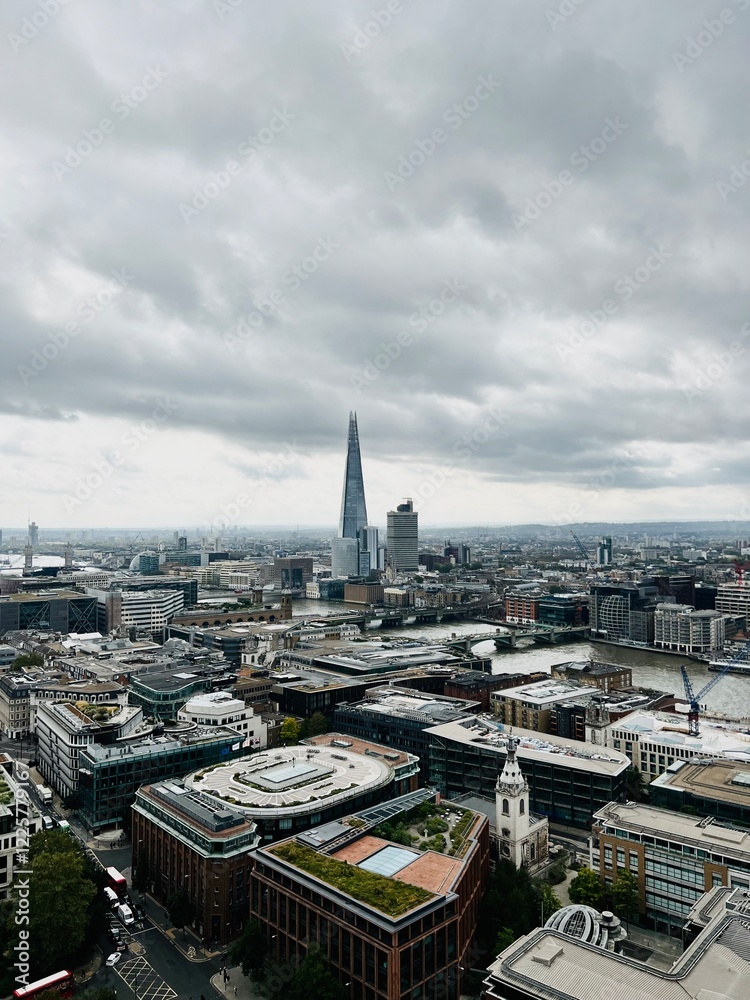 Obraz premium Panoramic view from St. Paul’s Cathedral dome, offering stunning vistas of London’s skyline, including iconic landmarks like the Thames, the Shard, and the London Eye. Perfect for cityscapes.
