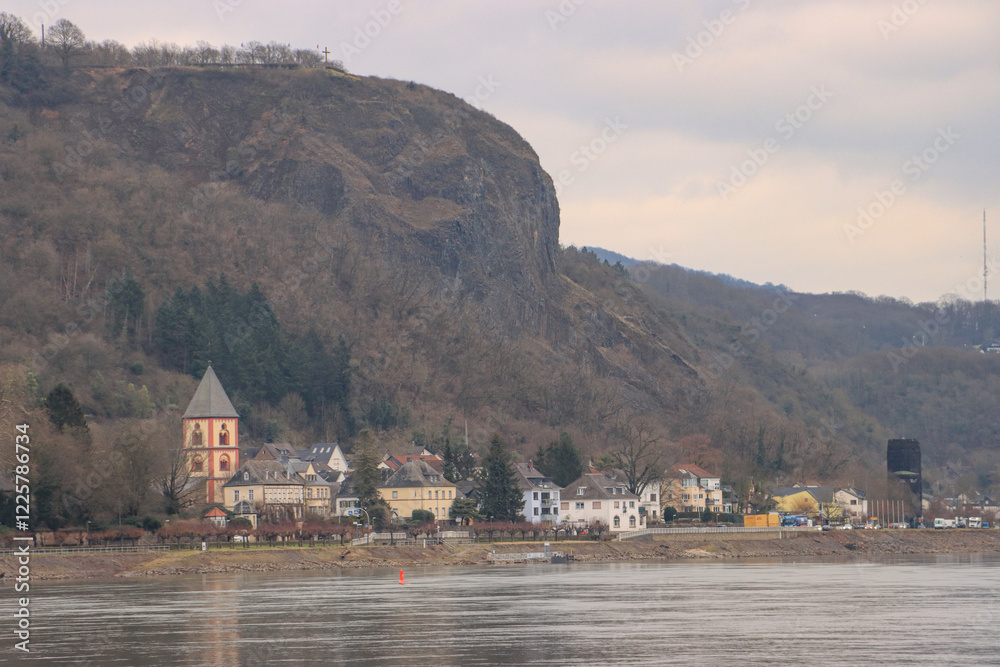 Rheinufer an der Erpeler Ley, Blick von Remagen auf Erpel