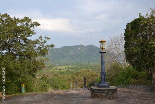 Sri lanka, Kandy, 26 avril 2016 : lampadaire et vue depuis le haut du temple de Dambulla, au Sri Lanka