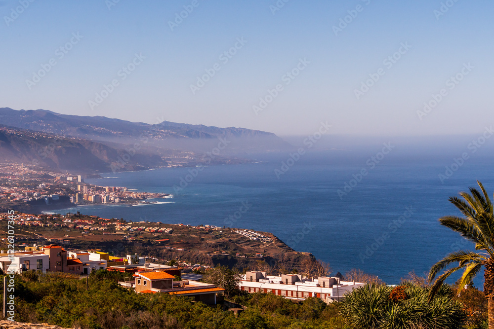 Obraz premium Paisaje con la costa de Tenerife al fondo.