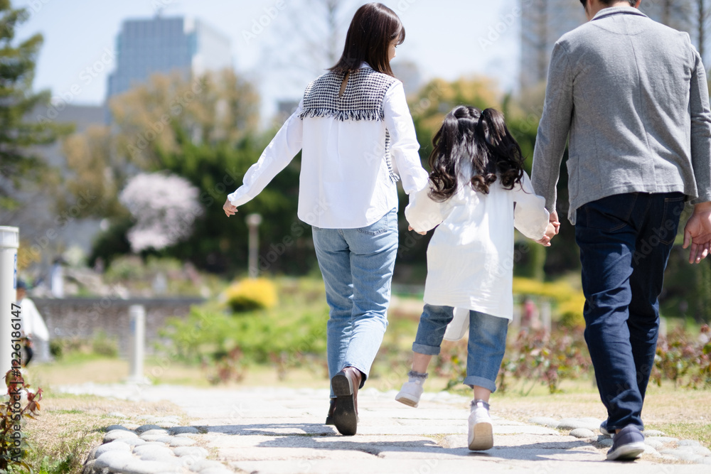 Fototapeta premium 公園を散歩する家族