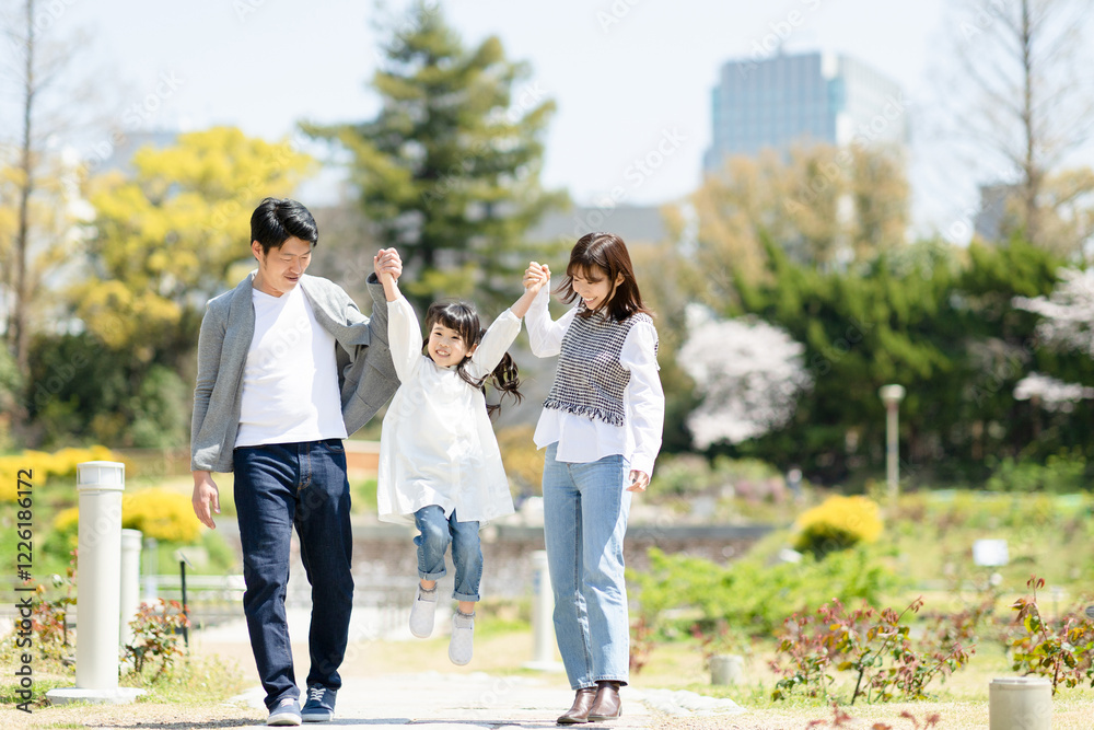 Fototapeta premium 公園を散歩する家族