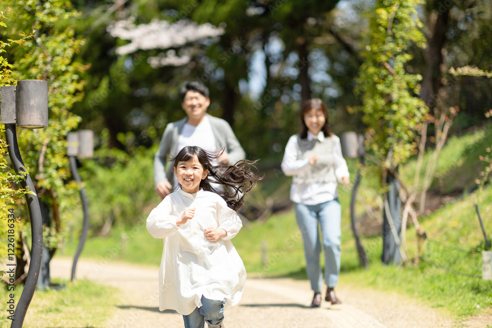 公園を走る子供 公園を走る子供