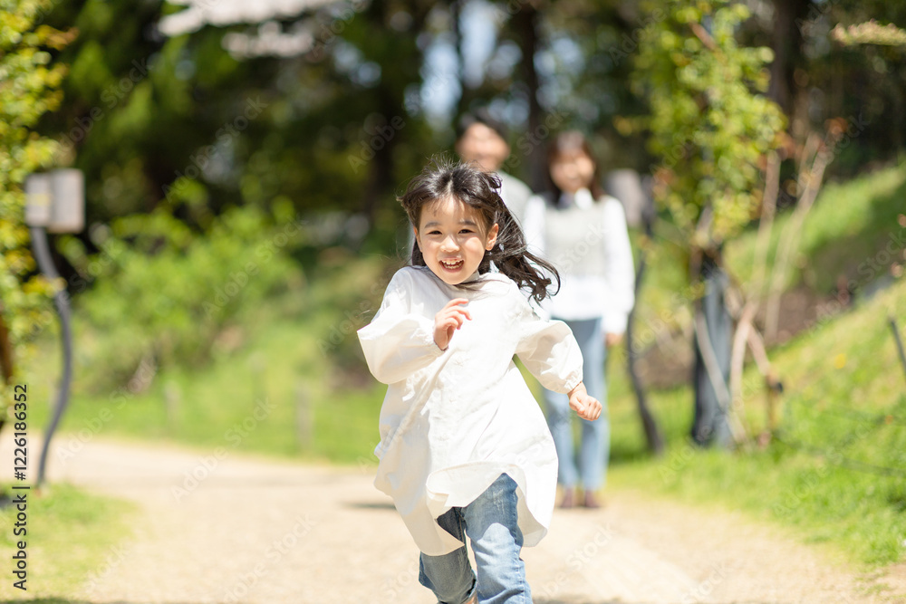 公園を走る子供