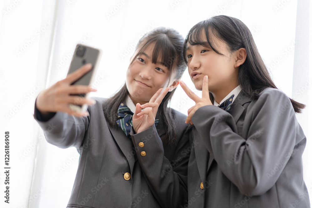 自撮りをする中学生 自撮りをする中学生