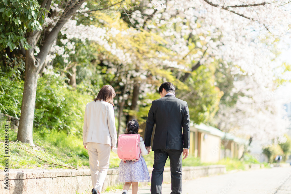 公園を歩く家族 公園を歩く家族