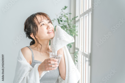 Tableau sur toile 風呂上がり・トレーニング後に水を飲むアジア人女性（水分補給）