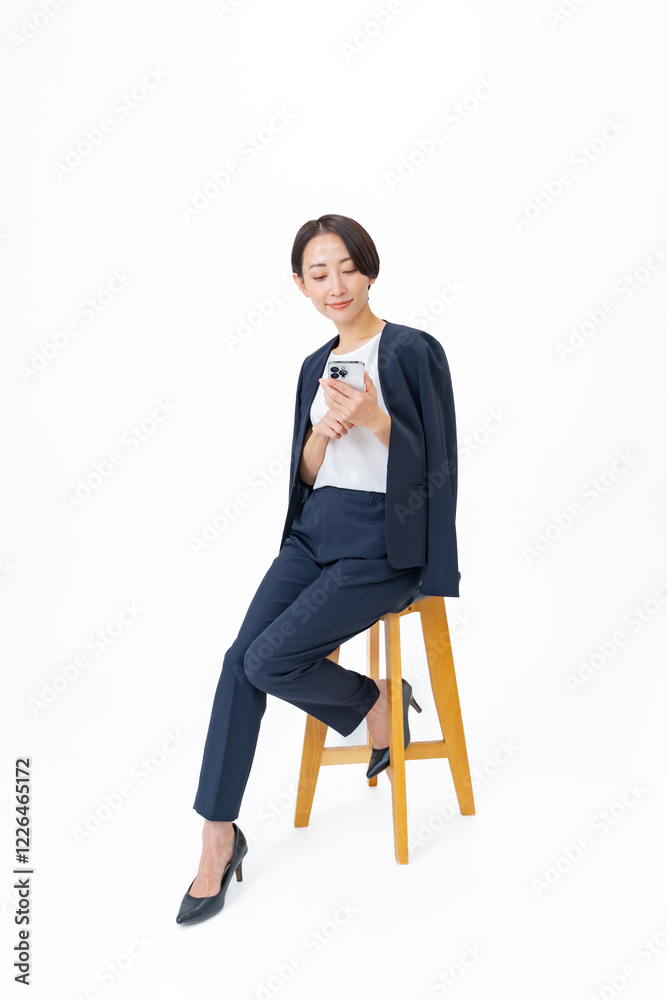 携帯をを持つスーツを着た女性 携帯をを持つスーツを着た女性