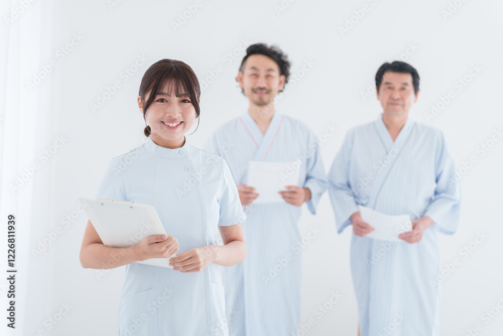 看護師と人間ドックを受ける男性患者 看護師と人間ドックを受ける男性患者