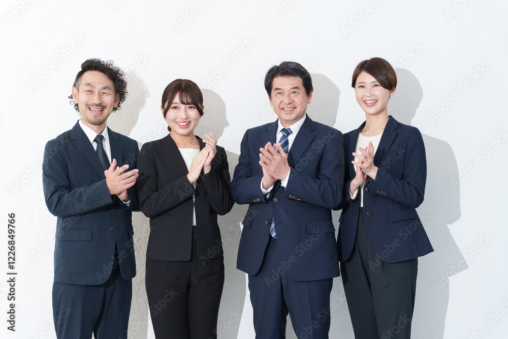 拍手する笑顔のビジネスマン複数人 拍手する笑顔のビジネスマン複数人