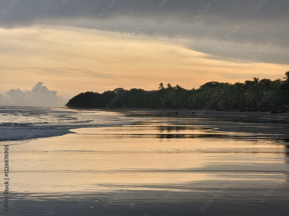 Obraz premium sunset on the beach