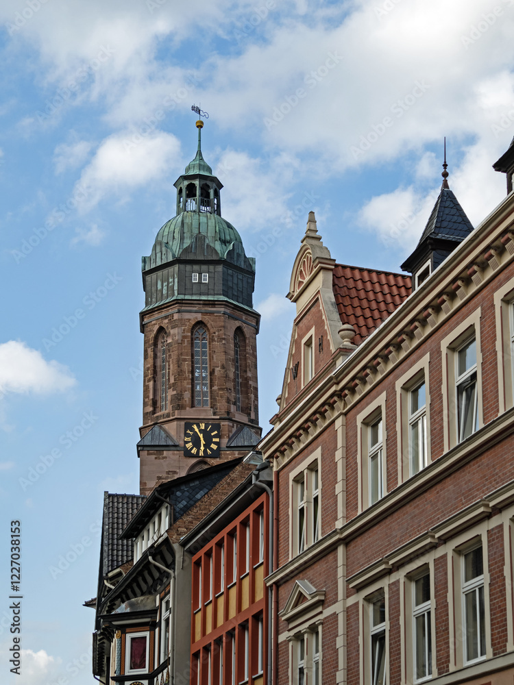 Außenansicht der Jacobikirche und Fassaden historischer Häuser in Einbeck, Deutschland Außenansicht der Jacobikirche und Fassaden historischer Häuser in Einbeck, Deutschland