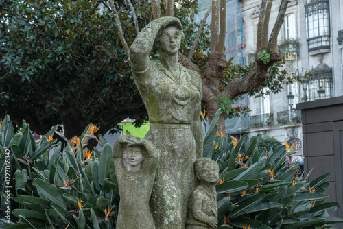 Sculpture of stone of a mom and his daughters