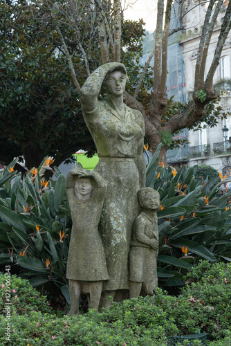Sculpture of stone of a mom and his daughters