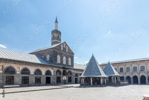 Diyarbakir Ulu Mosque, located in Turkey, is a historical monument located on the walls of Diyarbakir Castle, to the west of the axis connecting the Harput Gate and the Mardin Gate.