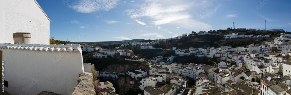 Fototapeta premium Municipio de Setenil de las Bodegas en la provincia de Cádiz, Andalucía 