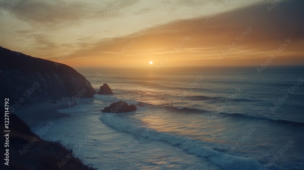 Obraz premium Golden Sunset over Ocean Waves with Rocky Coastline on a cloudy evening