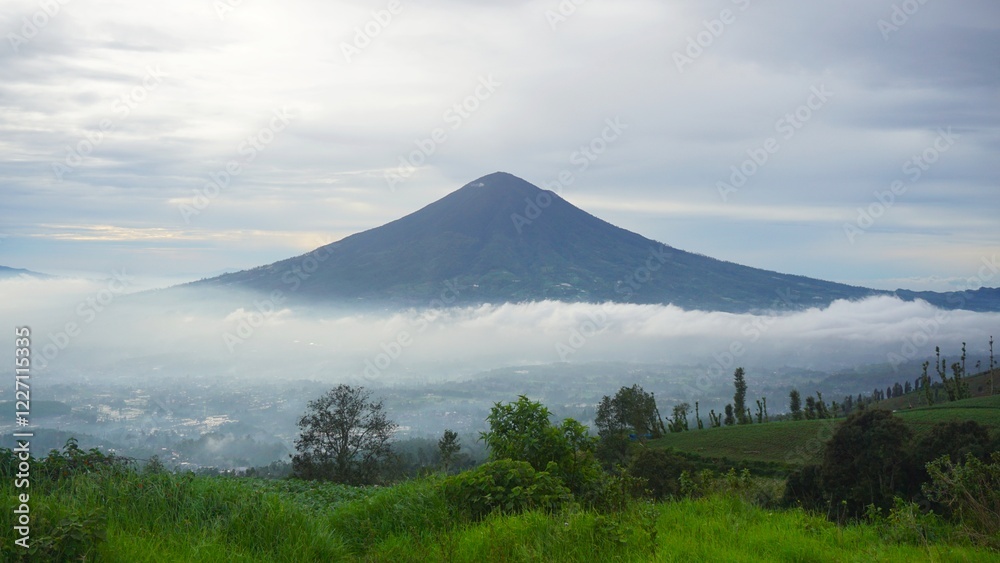 Naklejka premium beautiful morning view with a sea of white clouds, views of Mount