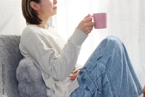 部屋でくつろぐ女性のイメージ
