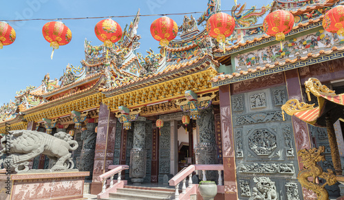 Obraz na płótnie Architecture view of the Buddhist temple with Sculptured dragons pillars and Red lantern in front of Wat Dhammakatanyu (Xian Lo Dai Tien Gong). Taiwanese art style, use it as your Wallpaper, Poster. w salonie