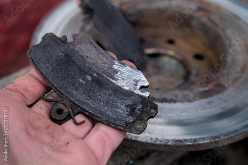 Obraz na płótnie Worn brake pad in hand w salonie
